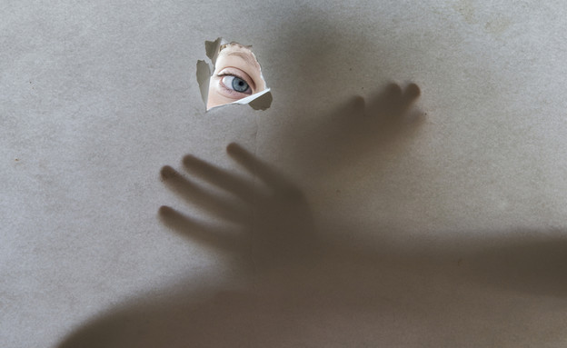 אישה כלואה אילוסטרציה (צילום: Shutterstock)