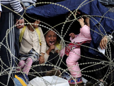 פליטים מסוריה שמבקשים מקלט ביוון (צילום: רויטרס, חדשות)
