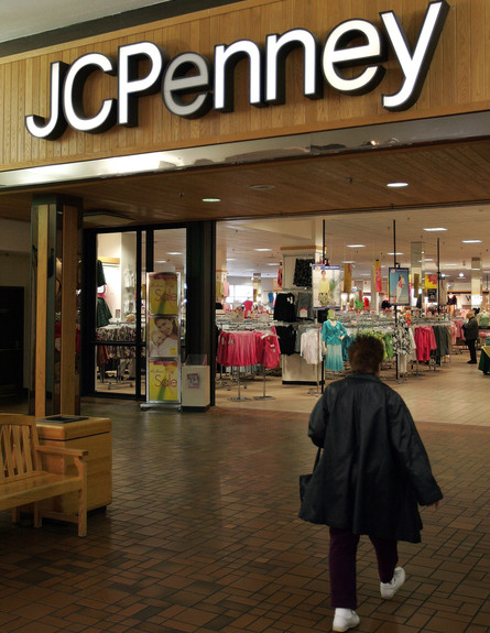 אישה נכנסת לחנות של ג'יי סי פני (צילום: Tim Boyle, Getty Images)
