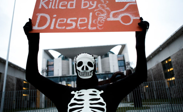 מפגין נגד זיהום אוויר בגרמניה (צילום: Carsten Koall, Getty Images)
