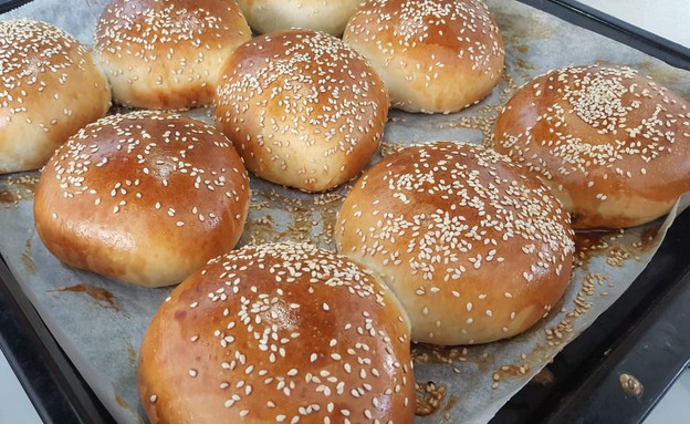 לחמניות ממולאות בתבשיל בשר ועגבניות