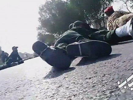 פיגוע במהלך מצעד צבאי באהוז אירן (צילום: חדשות)