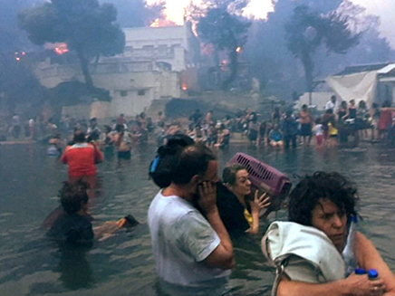 נמלטים מהלהבות ביוון (צילום: ELIA KALLIA, חדשות)