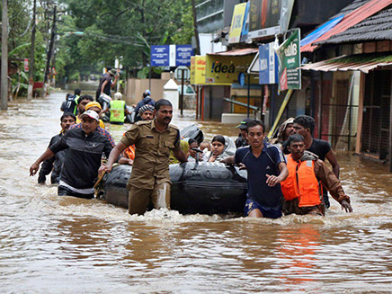 שיטפונות קטלניים בהודו (צילום: SKY NEWS, חדשות)