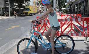 מאיה ורטהיימר רוכבת על האופניים (צילום: פול סגל)