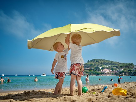 שני ילדים משחקים עם צילייה בחוף הים (צילום: vidar nordli mathisen - unsplash)