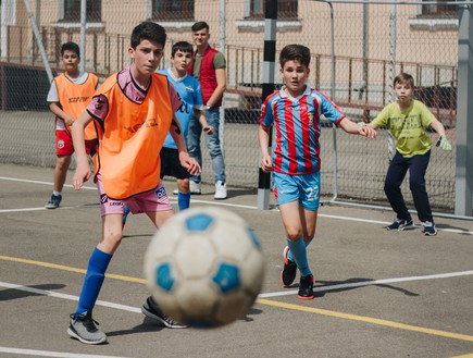 ילדים משחקים כדורגל (צילום: bianca isofache - unsplash)