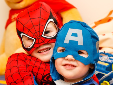 ילדים בתחפושת של ספיידרמן וקפטן אמריקה (צילום: steven libralon -unsplash)