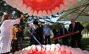 כשריבלין וליצמן צחצחו יחד שיניים (צילום: משרד הבריאות, חדשות)