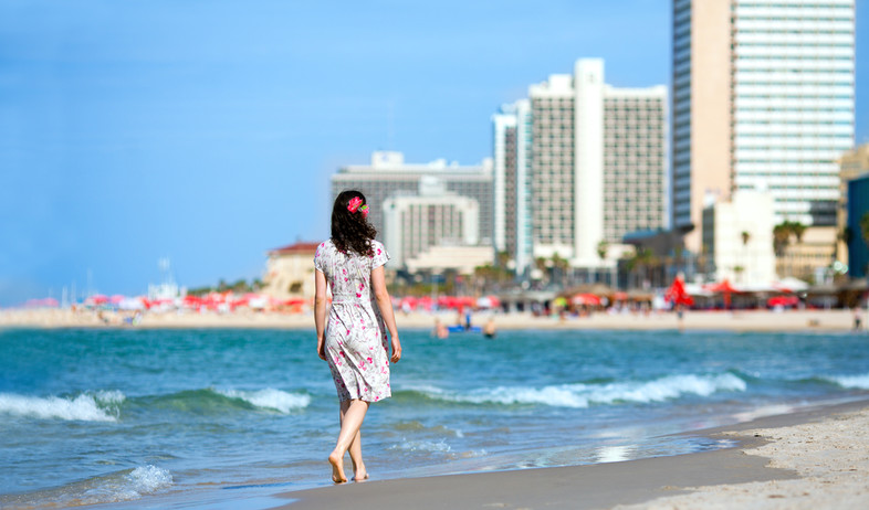 הולכת על החוף בתל אביב (צילום: vvvita, Shutterstock)