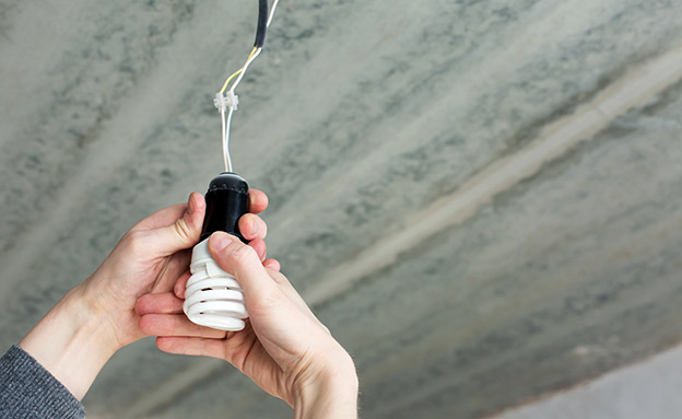 החלפת מנורה בבית, אילוסטרציה