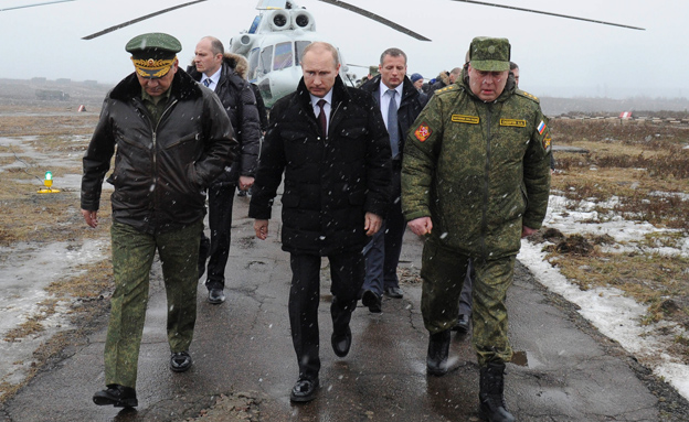 פוטין והגנרלים (צילום: רויטרס, חדשות)