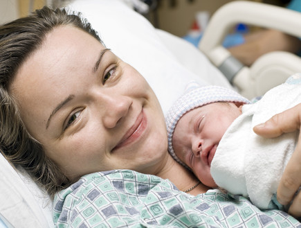אמא עם תינוק אחרי לידה (צילום:  Mikhail Tchkheidze, shutterstock)