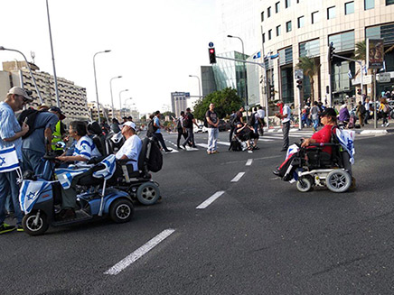 מחאת נכים במחלף השלום בתל אביב (צילום: הנכים הופכים לפנתרים, חדשות)
