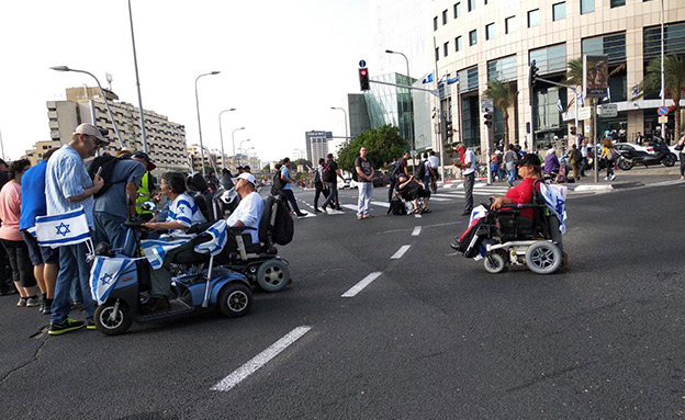 מחאת נכים במחלף השלום בתל אביב (צילום: הנכים הופכים לפנתרים, חדשות)