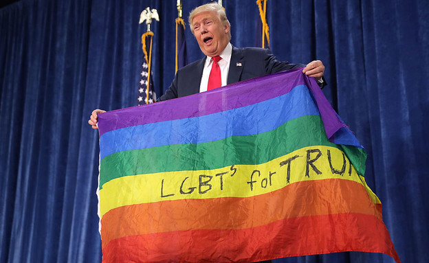 טראמפ ודגל הגאווה (צילום: Chip Somodevilla , Getty Images)