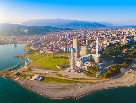 גאורגיה רוצה את התיירים: מצהירה על כניסה "חופשית" למחוסנים