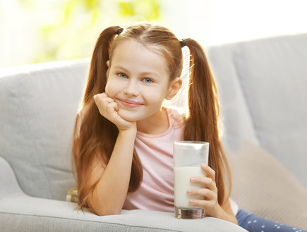 ילדה שותה חלב ומרוצה (צילום: By Dafna A.meron, shutterstock)