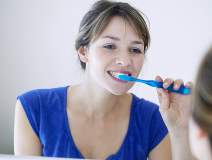 אישה מצחצחת שיניים (צילום:  Image Point Fr, shutterstock)