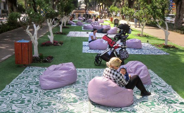 פינות ישיבה לאימהות בשדרות רוטשילד בתל אביב (צילום:  futurewalk, shutterstock)