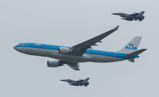 מטוסי קרב מלווים מטוס KLM (צילום:  Logtnest, shutterstock)