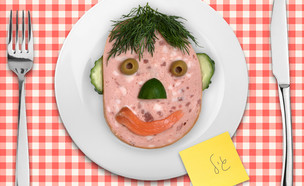 אוכל בצורת פרצופים (אילוסטרציה: By Dafna A.meron, shutterstock)