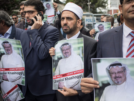 מפגינים מול השגרירות הסעודית בטורקיה (צילום: Chris McGrath / Getty Images News)