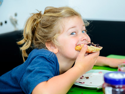 ילדה אוכלת פרוסה עם ריבה (אילוסטרציה: By Dafna A.meron, shutterstock)