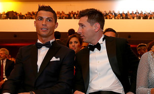 רונאלדו ומסי (צילום: Alexander Hassenstein - FIFA/FIFA via Getty Images)