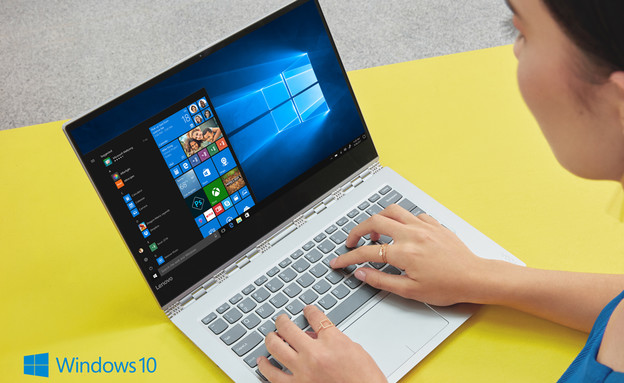 סטודנטית עם לפטופ לנובו סטודנטית עם לפטופ לנובו