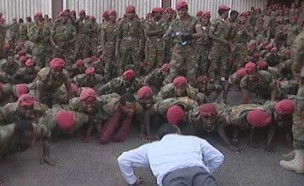 זה העונש שהטיל ראש הממשלה על חיילים שהפגינו (צילום: צילום מסך טוויטר Mogadishu Update)
