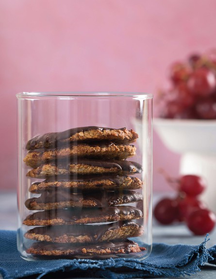 עוגיות שיבולת שועל בציפוי שוקולד  (צילום: שושי סירקיס, מתוק ובריא, הוצאת דני ספרים)