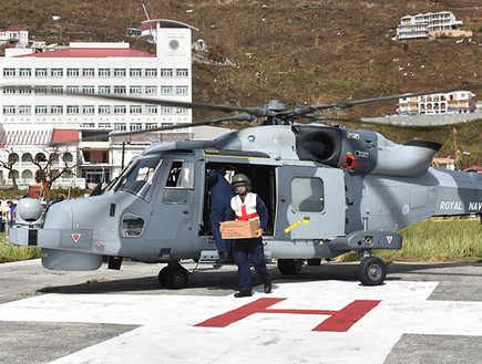 מסוק בריטי מעביר ציוד רפואה (צילום: משרד ההגנה הבריטי)
