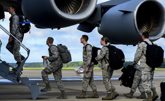 חיילים אמריקאים בדרך למלחמה באבולה (צילום: צבא ארצות הברית)