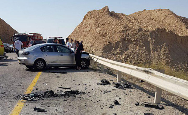 תאונת דרכים רבת נפגעים סמוך לדימונה (צילום: דוברות המשטרה, חדשות)