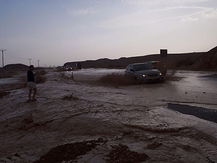 שיטפונות בערבה (צילום: דוברות המשטרה, חדשות)