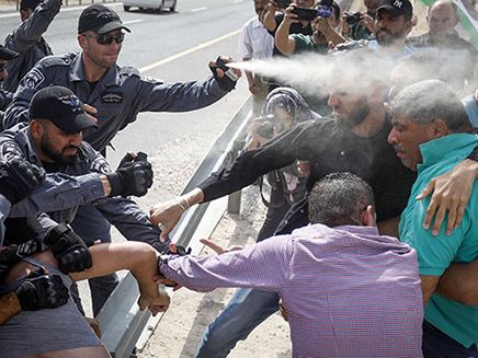 תושבי המאחז מתעמתים עם שוטרים (צילום: Wisam Hashlamoun/Flash90, חדשות)