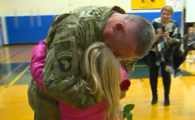 חייל מפתיע את בתו (צילום: מתוך הסרטון)