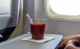 מיץ עגבניות בטיסה (צילום: Cameris, ShutterStock)