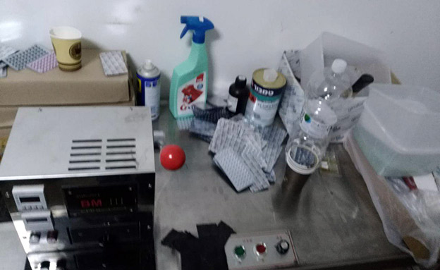 המעבדה שבה זיופה התרופה (צילום: אגף פיקוח ואכיפה במשרד הבריאות, חדשות)