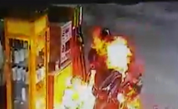 כך ניצל האופנוען שנשרף במהלך תדלוק (צילום: מתוך "חדשות הבוקר" , קשת12)