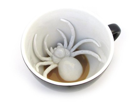 מוזרים, כוס עם עכביש (צילום: creaturecups.com)