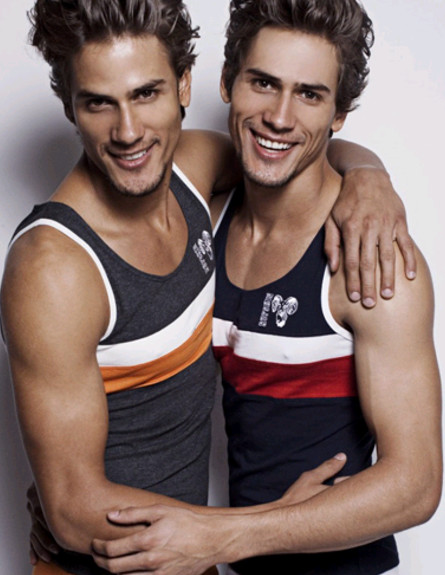תאומים גאים (צילום: מתוך אתר פליקר)