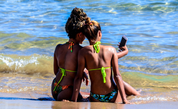 נשים מצלמות את עצמן על החוף (צילום: By Dafna A.meron, shutterstock)