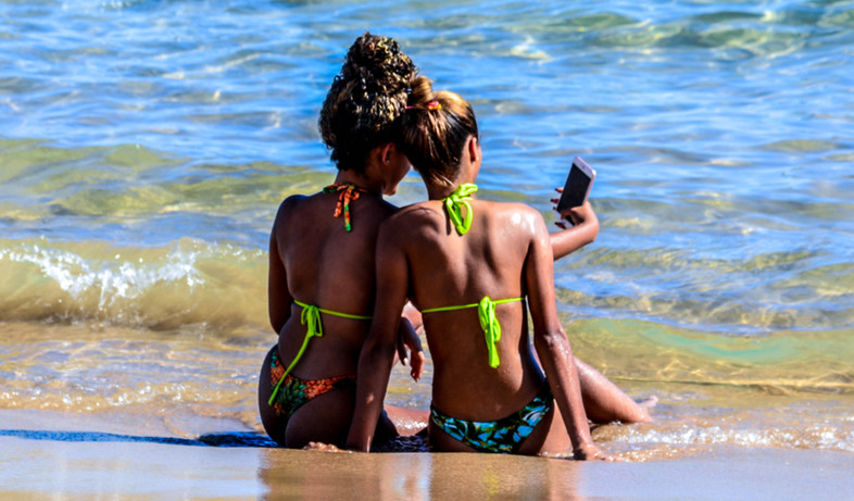נשים מצלמות את עצמן על החוף (צילום: By Dafna A.meron, shutterstock)