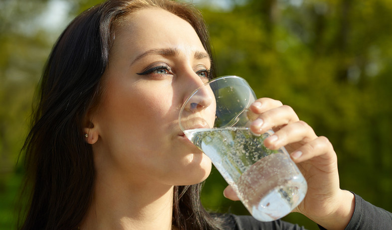 אישה שותה סודה, מים מוגזים (צילום:  Jari Hindstroem, shutterstock)