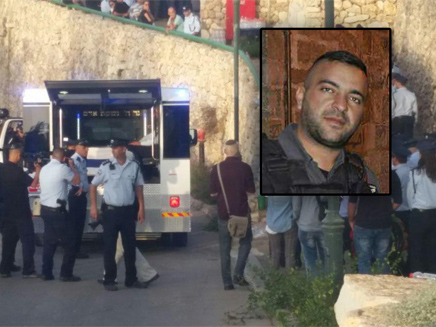 קירמה ז"ל על רקע זירת הפיגוע שבו נרצח