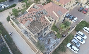 הבית שנפגע מגראד בבאר שבע (צילום: החדשות)