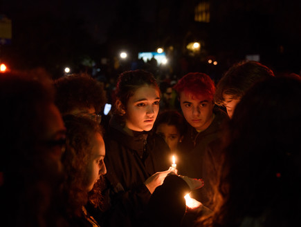 אנשים מדליקים נרות לא רחוק מבית הכנסת בפיטסבורג (צילום: Jeff Swensen, getty images)