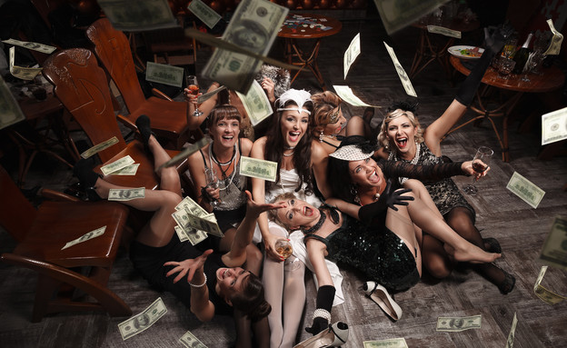 מבזבזים כסף (צילום: Shutterstock By Wallenrock)